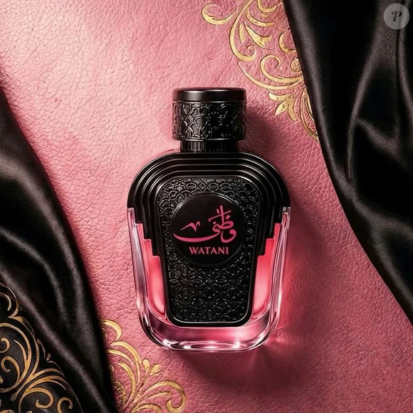 O Watani Pink, da Al Wataniah, é uma fragrância que reúne flores brancas cremosas e nuances adocicadas, acompanhadas por acordes amadeirados e almiscarados que garantem profundidade e elegância