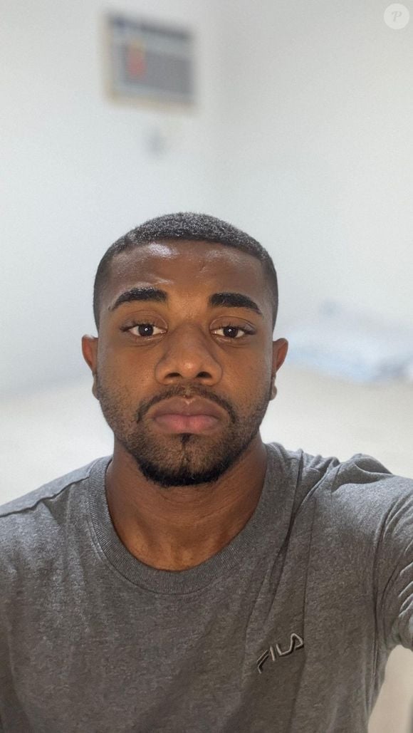 Sacha Bali mantém a calma diante de ataque verbal de Davi Brito em evento de boxe em São Paulo
