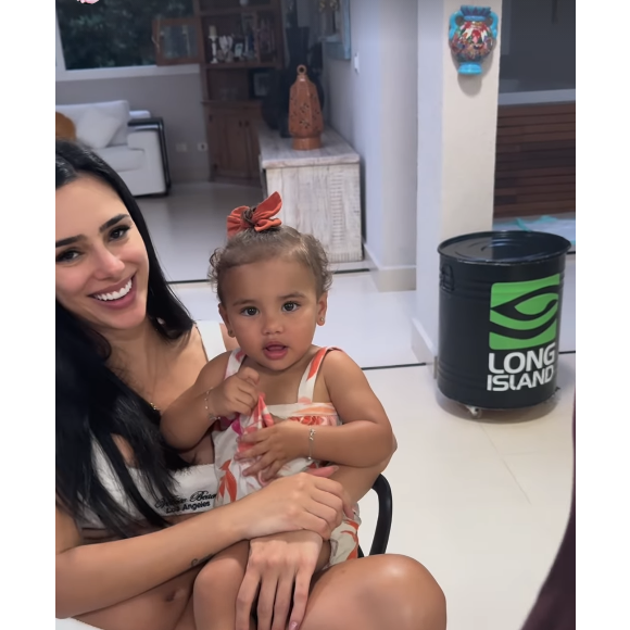 Filmada com Mavie, Bruna Biancardi apareceu sorridente e não comentou sobre o assunto