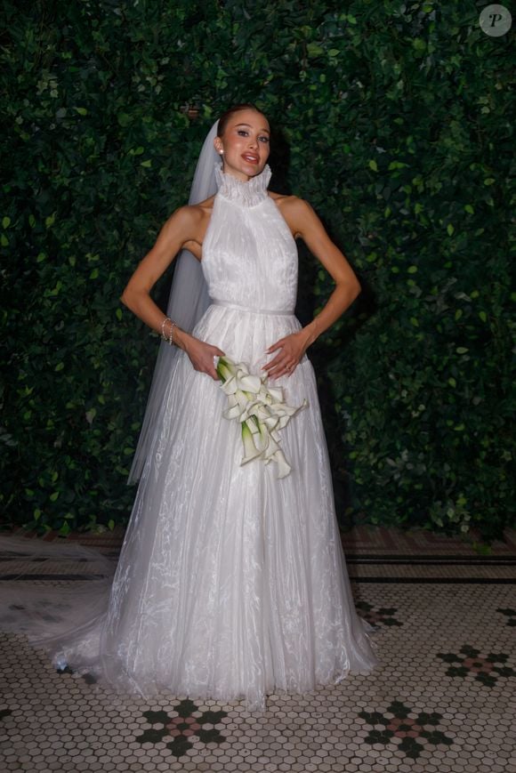 A noiva, Esther Marques, usou um modelo exclusivo da Maison Alaïa, assinado por Pieter Mulier