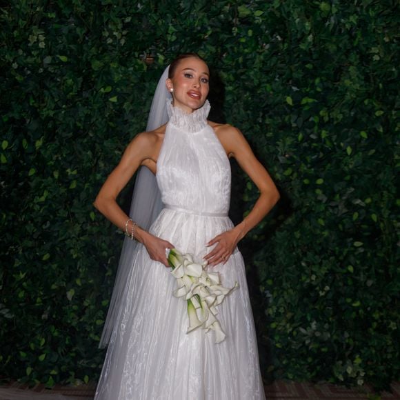 A noiva, Esther Marques, usou um modelo exclusivo da Maison Alaïa, assinado por Pieter Mulier