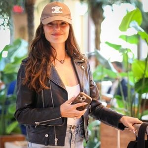 Durante o embarque no Aeroporto Santos Dumont, Isis Valverde estava sozinha e chegou a sorrir ao perceber que estava sendo fotografada