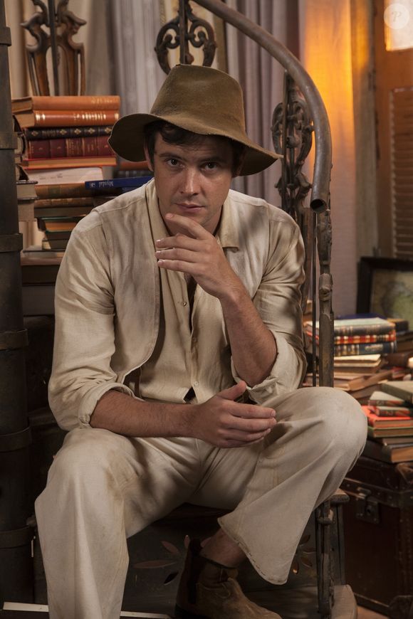 Além de ficar com a fortuna em risco, Candinho (Sergio Guizé) vai em busca do filho perdido na novela 'Êta Mundo Bom! 2'