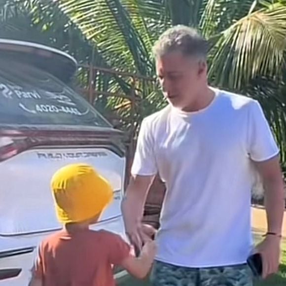 Luciano Huck agradeceu: 'Muito obrigado pelo carinho, João', disse o apresentador nos comentários.