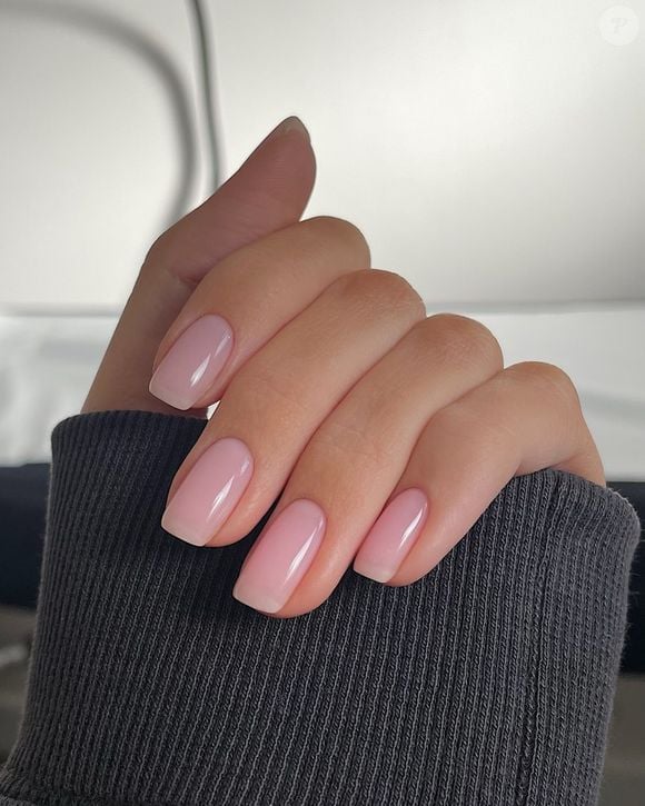 Para rejuvenescer as mãos, uma manicure limpa é uma opção infalível: o esmalte nude encabeça a lista