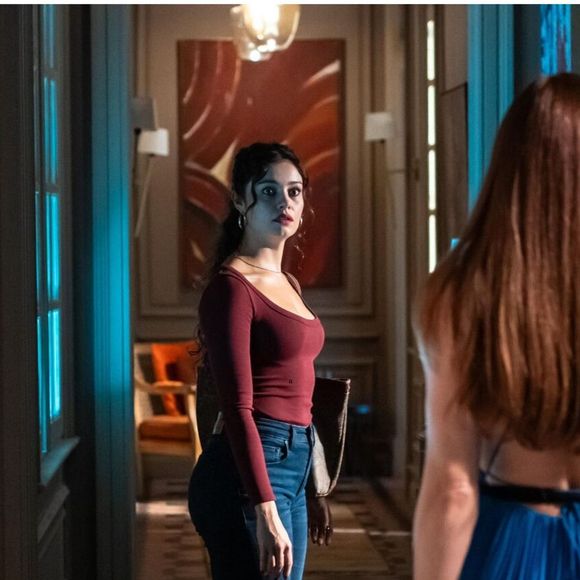 Gerluce (Sophie Charlotte) repreende Arminda (Grazi Massafera) e leva fora