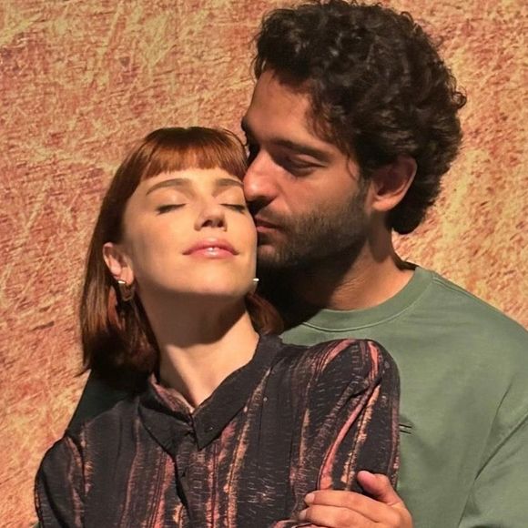 Alice Wegmann e Humberto Carrão vivem um par romântico na novela 'Vale Tudo'