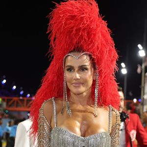 Deborah Secco deixa corpo à mostra em look ousado de strass para desfile no Salgueiro. Veja fotos!