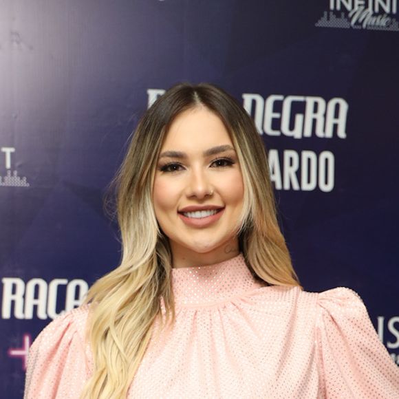 Virginia compareceu ao show de Leonardo com vestido transpassado e mangas bufantes