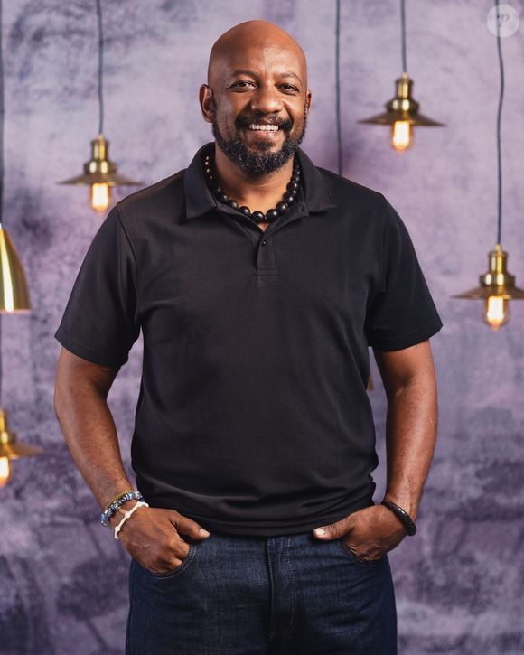 'Casamento às Cegas 5': Mario Roberto, de 50 anos, natural de Barretos (SP), mora na capital desde 2000. Tem duas filhas, administra uma academia de luta, é capoeirista e trabalha no Carnaval. Está atrás de uma mulher que transborde sentimentos.