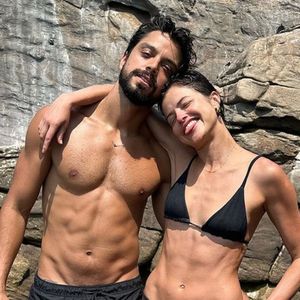 Beleza e corpo de Agatha Moreira e Rodrigo Simas exala sex appeal