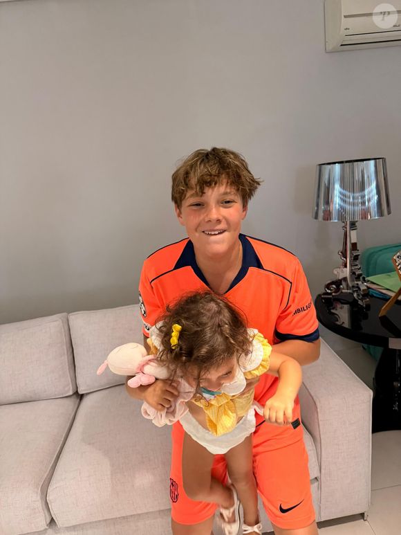 Neymar espera a quarta filha, a terceira com Bruna Biancardi e também é pai de Davi Lucca (na foto com Helena, irmã)