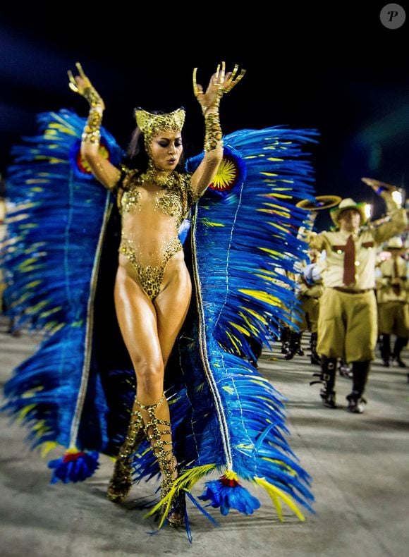 Rainha da Vila Isabel, Sabrina Sato deixou seu tapa-sexo visível sob o maiô cavado, mas conseguiu evitar exposição maior. "Tenho pavor de que apareça alguma coisa!", disse na época.