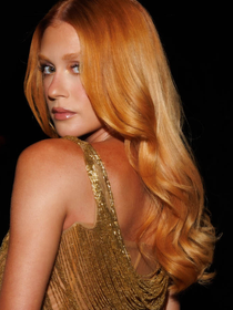 Glamour metalizado: musa no Carnaval 2025, Marina Ruy Barbosa alia corset, plumas e dourado em look sofisticado no pré-folia; 15 fotos!