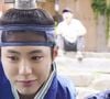 Kim Yoo-jung vive Hong Ra-on, uma jovem que cresceu disfarçada de menino e que é vendida ao palácio como eunuco