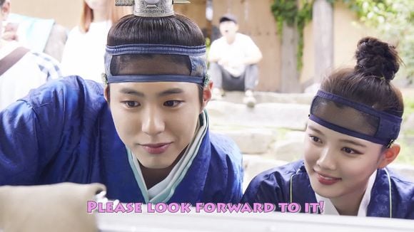 Kim Yoo-jung vive Hong Ra-on, uma jovem que cresceu disfarçada de menino e que é vendida ao palácio como eunuco