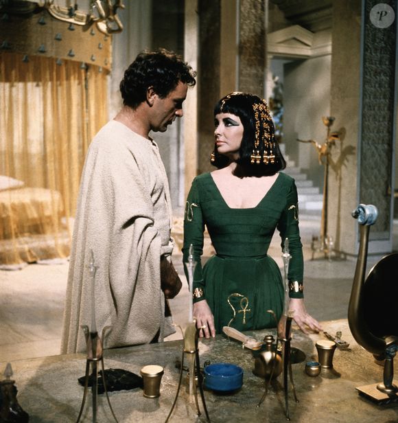 Elizabeth Taylor era casada quando se envolveu com Richard Burton nos bastidores do filme ‘Cleópatra’; ele também era comprometido