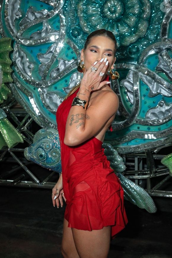 Virginia Fonseca foi revelada como nova rainha de bateria da Grande Rio para o Carnaval 2026; escola negou que influencer tenha feito exigência religiosa, pedindo para não ter a expressão 'exu' no samba