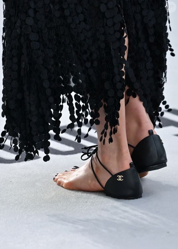 A nova sandália da Chanel chamou atenção justamente por deixar os dedos completamente à mostra e cobrir somente a parte traseira dos pés, criando o visual conhecido como 'barefoot sandal'