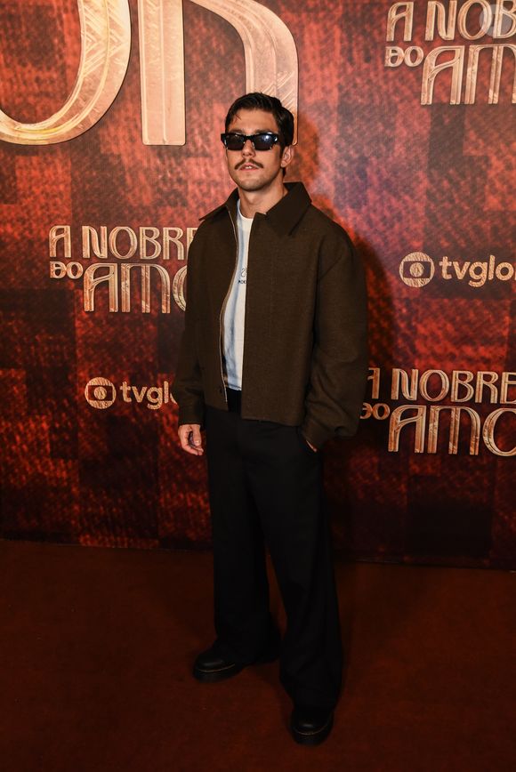 Daniel Rangel, com jaqueta marrom, também foi ao lançamento da novela 'A Nobreza do Amor'