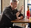 Jaques (Marcello Novaes) tentará seduzir Vanderson (Armando Babaioff) para saber se ele é o pai de Sofia (Elis Cabral)