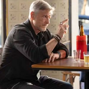 Jaques (Marcello Novaes) tentará seduzir Vanderson (Armando Babaioff) para saber se ele é o pai de Sofia (Elis Cabral)