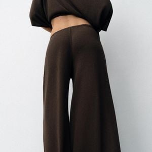 A calça boho-chic da Zara pode ser combinada com camisas de tecido leve para compromissos profissionais ou com regatas e sandálias para passeios durante a Primavera 2026. Vendido por R$ 179, o modelo tem pernas largas e aberturas laterais, além de estar disponível em diferentes tonalidades