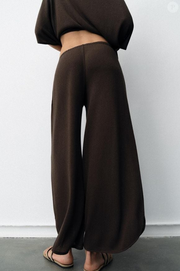 A calça boho-chic da Zara pode ser combinada com camisas de tecido leve para compromissos profissionais ou com regatas e sandálias para passeios durante a Primavera 2026. Vendido por R$ 179, o modelo tem pernas largas e aberturas laterais, além de estar disponível em diferentes tonalidades