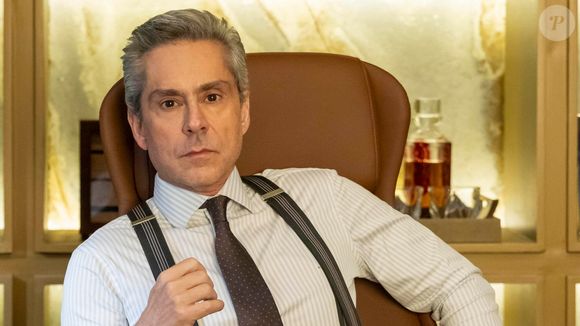Marco Aurélio (Alexandre Nero) descobre que Odete Roitman (Debora Bloch) sai derrotada em reunião da empresa na novela 'Vale Tudo', capítulo de sábado 13 de setembro de 2025