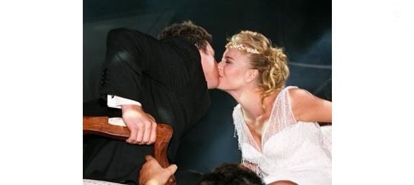 Angélica e Luciano Huck oficializaram a união em 30 de outubro de 2004, em cerimônia na Marina da Glória, na Zona Sul do Rio de Janeiro