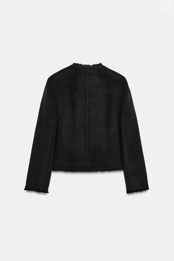 A modelagem transpassada do casaco da Zara permite criar combinações com diferentes peças do guarda-roupa, desde produções de escritório até looks casuais para os dias mais frescos