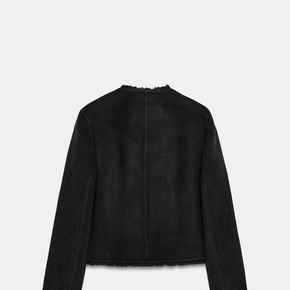 A modelagem transpassada do casaco da Zara permite criar combinações com diferentes peças do guarda-roupa, desde produções de escritório até looks casuais para os dias mais frescos