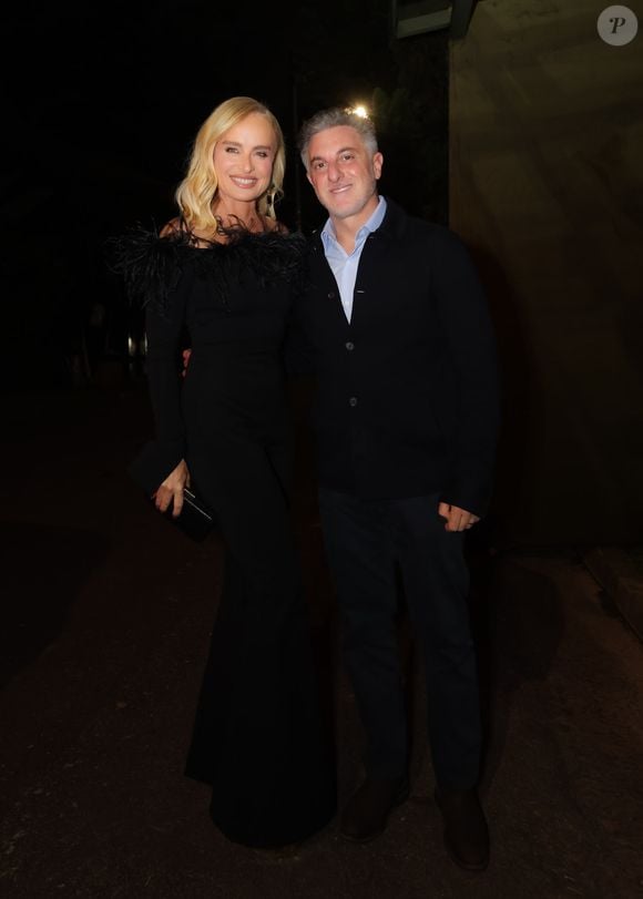 Angélica esteve acompanhada de Luciano Huck, que escolheu uma produção elegante com camisa social e casaco preto