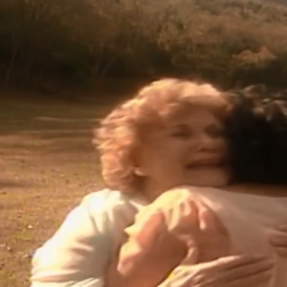 No final da novela 'A Viagem', Dona Maroca (Yara Cortes) sofre com a morte de Diná (Christiane Torloni)