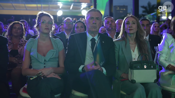 A chegada de Carlo Ancelotti ao Museu do Amanhã, no Rio de Janeiro, movimentou fãs, fotógrafos e jornalistas nesta segunda-feira. O treinador apareceu acompanhado da esposa, Mariann Barrena McClay, e da enteada canadense, Chloe McClay