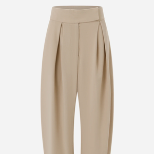 A calça barrel com pregas da Renner, disponível por R$ 199,90, tem modelagem ampla nas pernas e é uma alternativa para compor looks elegantes e confortáveis, combinando com camisetas básicas e casacos estruturados durante a Primavera