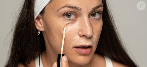 Depois de neutralizar as olheiras, María recomenda aplicar o corretivo, que, segundo a profissional, deve ser do mesmo tom da base ou um pouco mais claro para iluminar