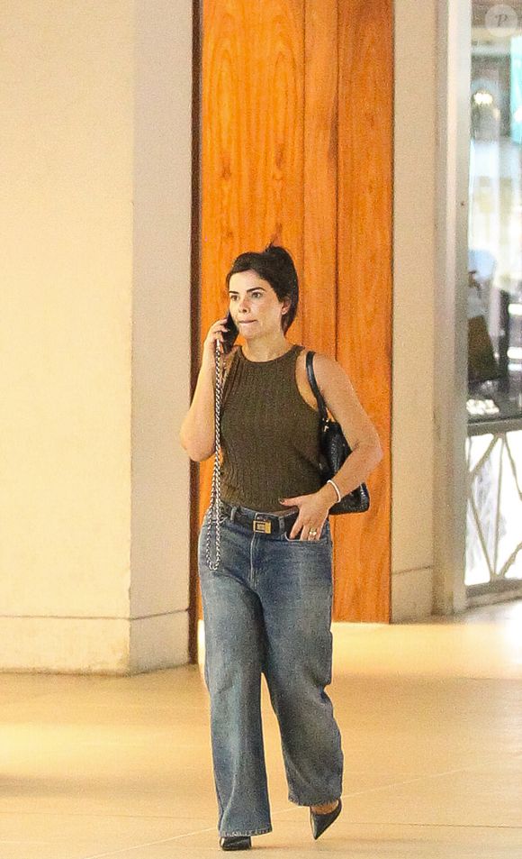 Vanessa Giácomo usava uma bolsa preta para o passeio no shopping.