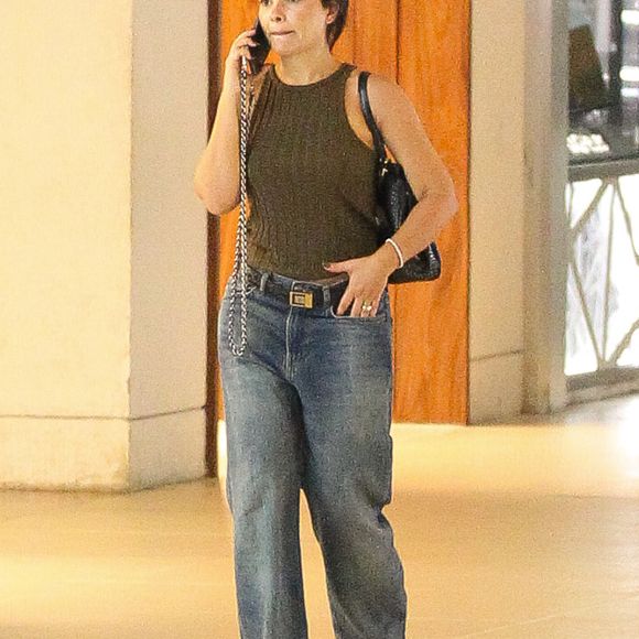 Vanessa Giácomo usava uma bolsa preta para o passeio no shopping.