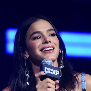 Curtidas em fotos de Bruna Marquezine publicadas durante a divulgação do filme "Besouro Azul" fizeram fãs especularem um possível romance entre os artistas
