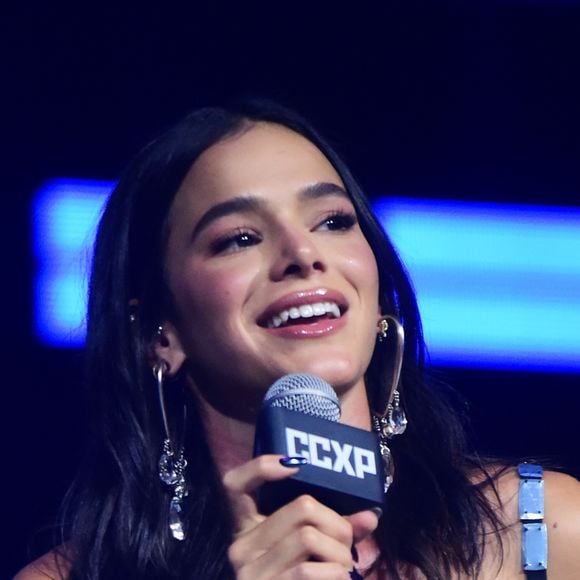 Curtidas em fotos de Bruna Marquezine publicadas durante a divulgação do filme "Besouro Azul" fizeram fãs especularem um possível romance entre os artistas