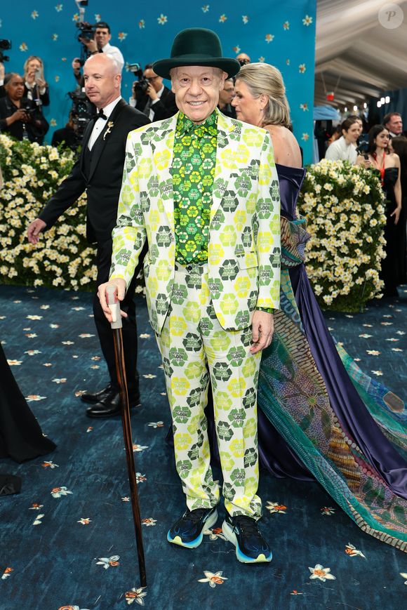 O empresário australiano Anthony Pratt resolveu fazer um 'cosplay' de Augustinho Carrara e apareceu desse jeitinho no blue carpet do MET Gala 2025; pelo menos, teve criatividade!