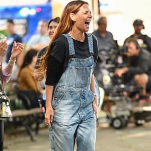 Durante as filmagens de Happy Hours, sua nova trilogia cinematográfica, a atriz foi fotografada em Nova York no último dia 22 de julho usando um macacão jeans que rapidamente se tornou destaque entre os fashionistas