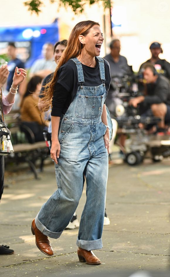 Durante as filmagens de Happy Hours, sua nova trilogia cinematográfica, a atriz foi fotografada em Nova York no último dia 22 de julho usando um macacão jeans que rapidamente se tornou destaque entre os fashionistas