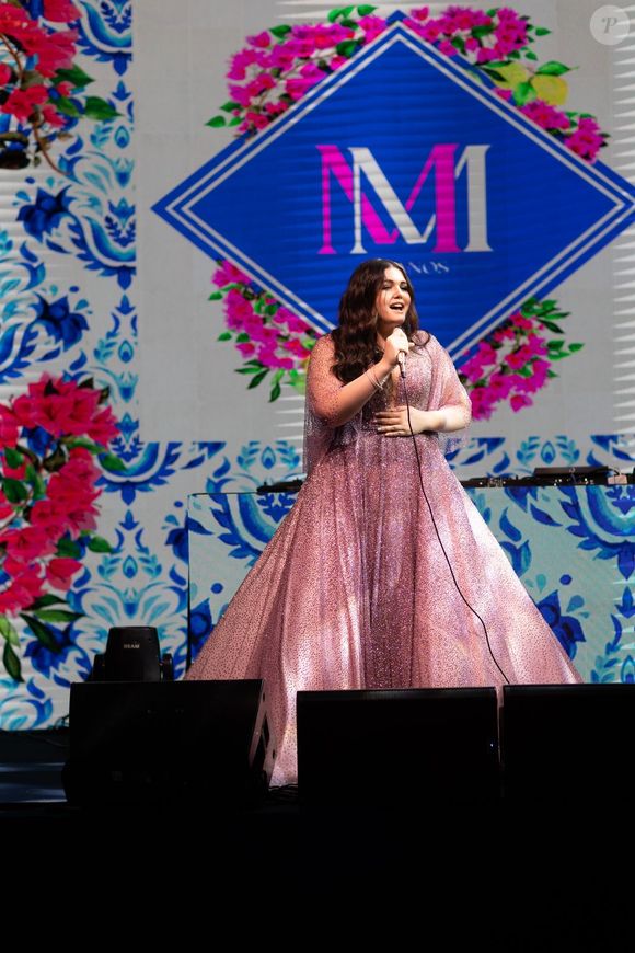 Vestidos de debutante de Maysa Matarazzo são todos bordados de cristais Swarovski e foram desenhados de acordo com os pitacos da debutante