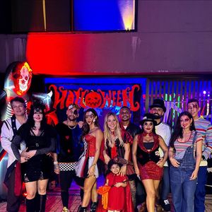 Neymar e Bruna Biancardi reuniram amigos na festa de Halloween