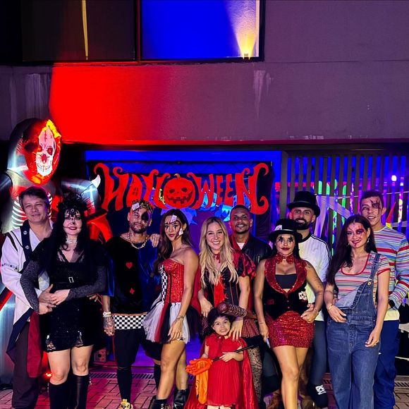 Neymar e Bruna Biancardi reuniram amigos na festa de Halloween