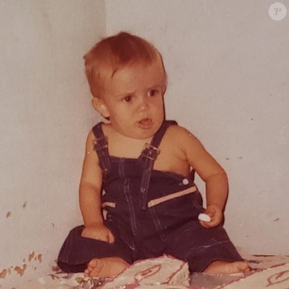 André Janones nasceu em 5 de maio de 1984, em Ituiutaba, no Triângulo Mineiro, e cresceu em uma família de poucos recursos. Filho de uma empregada doméstica, o deputado federal afirma ter passado fome durante a infância e enfrentado dificuldades financeiras antes de ingressar na política