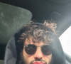 Noah Centineo com um visual mais despojado: com cabelo e barba