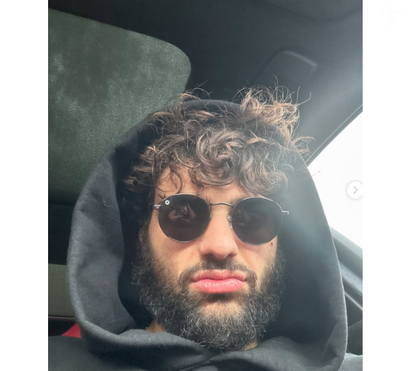 Noah Centineo com um visual mais despojado: com cabelo e barba